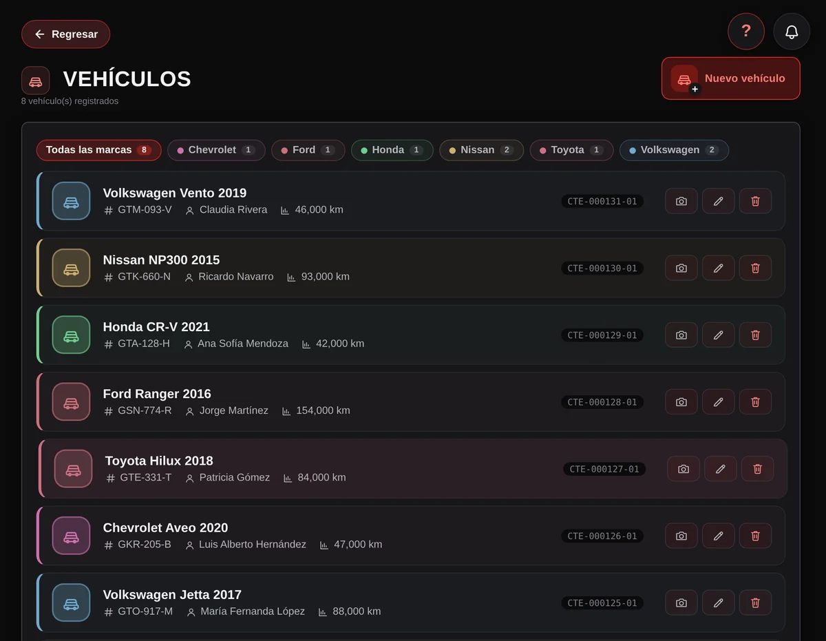Lista de vehículos filtrable por marca con placas, dueño y kilometraje